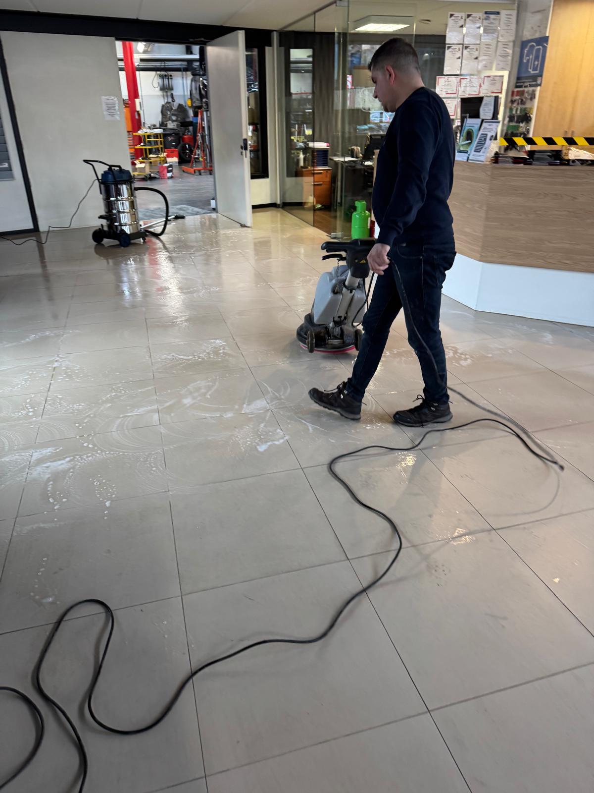 Vloerreiniging met Scrubmachine